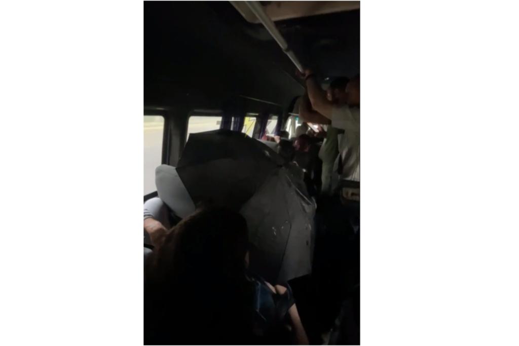Новости Днепра про Люди сидять в салоні з парасолею: у Дніпрі дощ пішов просто в маршрутці (ВІДЕО)