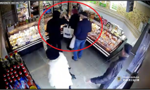 На Днепропетровщине мужчина в магазине ограбил пенсионерку: полиция разыскивает вора