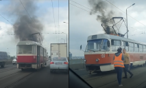 В Днепре на Амурском мосту горит трамвай