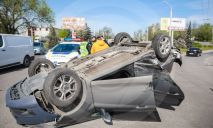В Днепре на Каштановой столкнулись две иномарки: Ford перевернулся на крышу