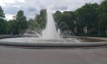 Освежающие брызги и бурные струи: в Днепре в сквере Героев заработал фонтан «Лилия»