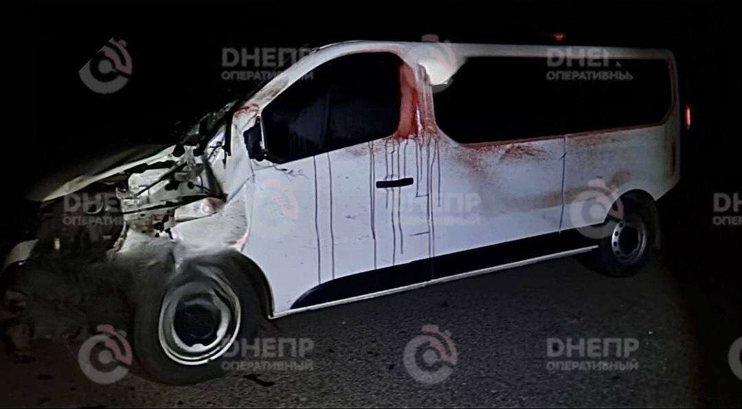Новости Днепра про Від удару відірвало ногу: на трасі Дніпро-Павлоград мікроавтобус збив чоловіка (ФОТО 18+)