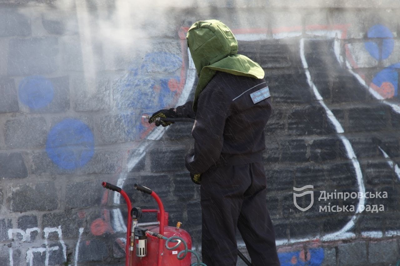 Новости Днепра про У Дніпрі на набережній відмивають стіну з графіті (ФОТО)
