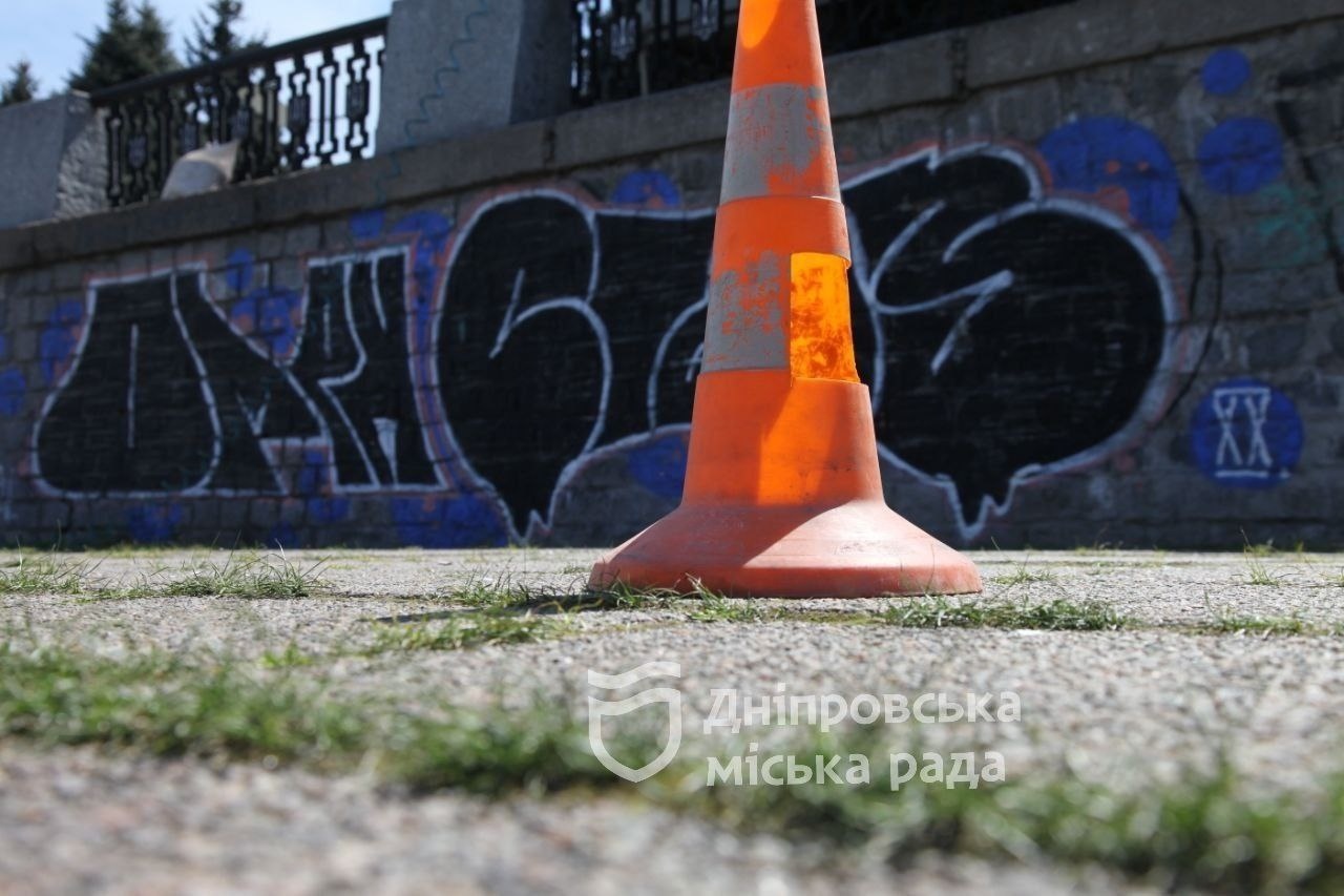 Новости Днепра про У Дніпрі на набережній відмивають стіну з графіті (ФОТО)
