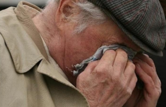 Новости Днепра про Штовхнув у спину та вирвав з рук сумку: у Марганці чоловік пограбував 85-річного дідуся