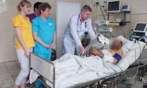 Величезний уламок застряг в серці: у лікарні Дніпра врятували воїна в його день народження