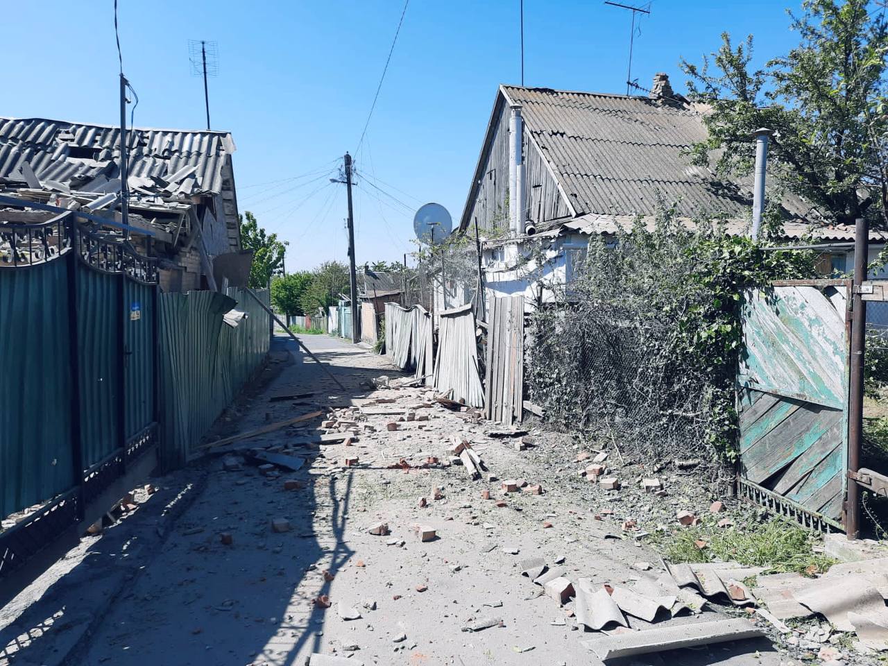 Новости Днепра про Окупанти зруйнували будинки та поранили людину у Нікополі