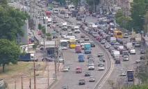 Пробка тянется к Новому мосту: в Днепре на Слобожанском проспекте сбили мотоциклиста