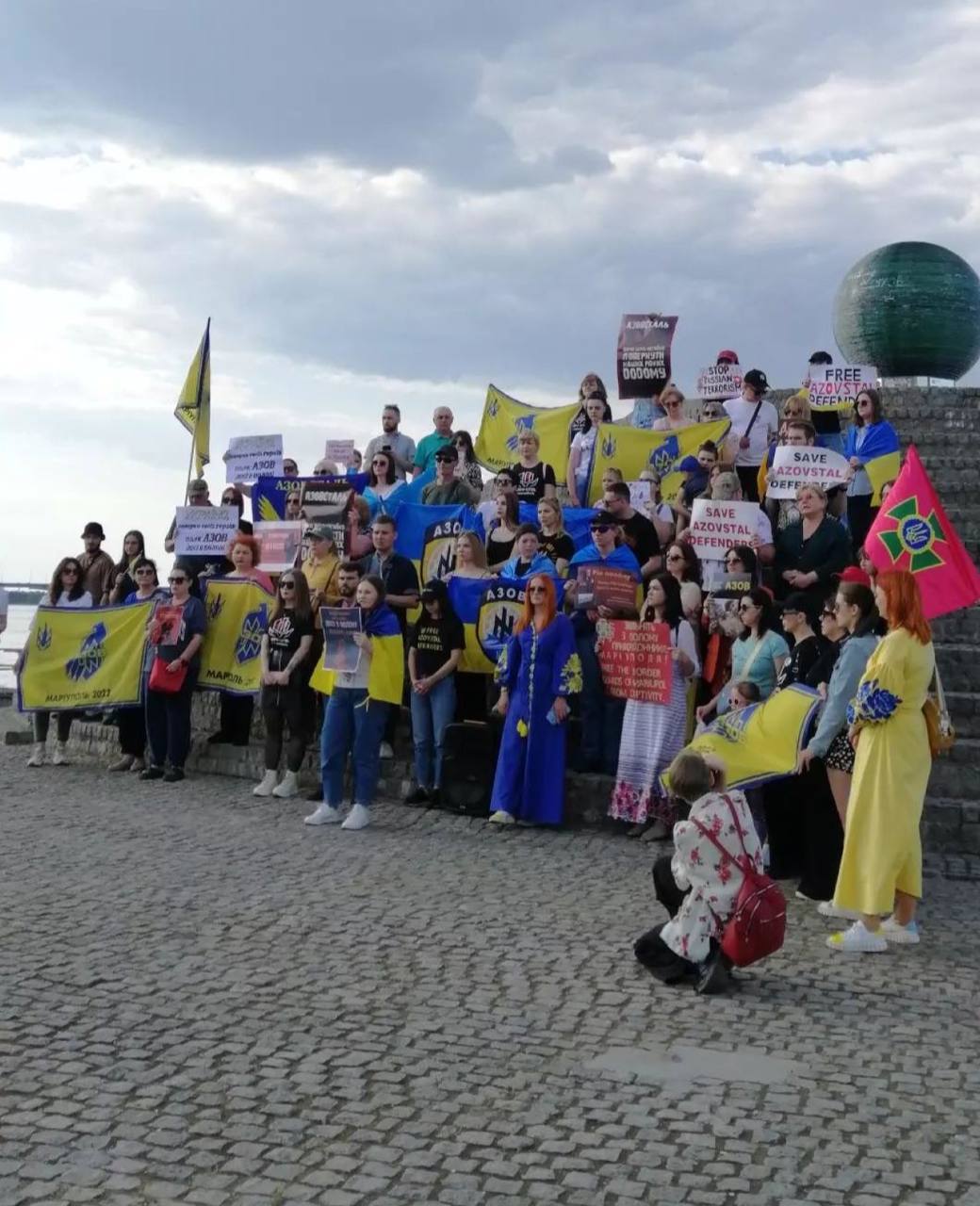Новости Днепра про Более 700 азовцев до сих пор в плену: жители Днепра вышли на мирную акцию