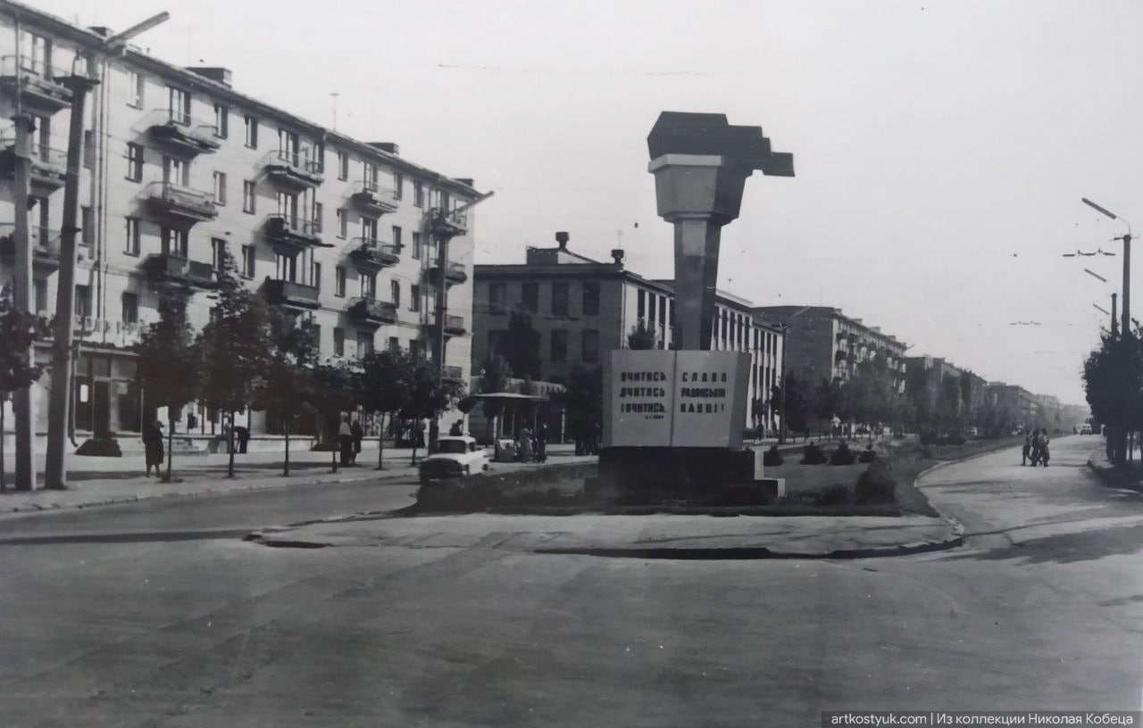 Новости Днепра про Как в середине 1950-х годов выглядел проспект Гагарина в Днепре: рельсы вместо аллеи и гигантский факел на перекрестке (ФОТО)