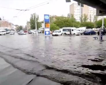 У Дніпрі в АТБ повінь через потужну зливу, а в салонах тролейбусів стоїть вода (ВІДЕО)