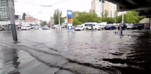 В Днепре в АТБ наводнение из-за мощного ливня, а в салонах троллейбусов стоит вода (ВИДЕО)