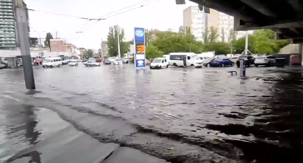 Новости Днепра про У Дніпрі в АТБ повінь через потужну зливу, а в салонах тролейбусів стоїть вода (ВІДЕО)