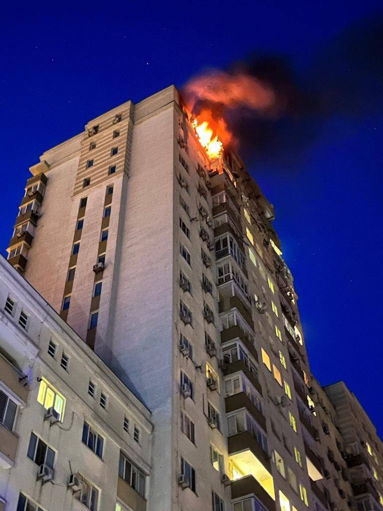 Новости Днепра про Атака дронов на Киев: от падения обломков вспыхнули пожары, есть жертва и пострадавшие