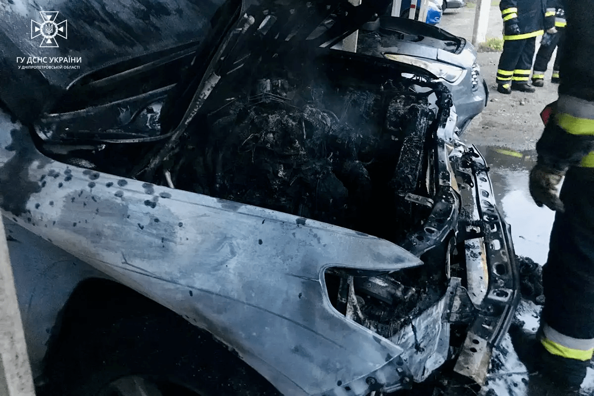 Новости Днепра про У Дніпрі вночі на автостоянці спалахнули автівки (ФОТО)