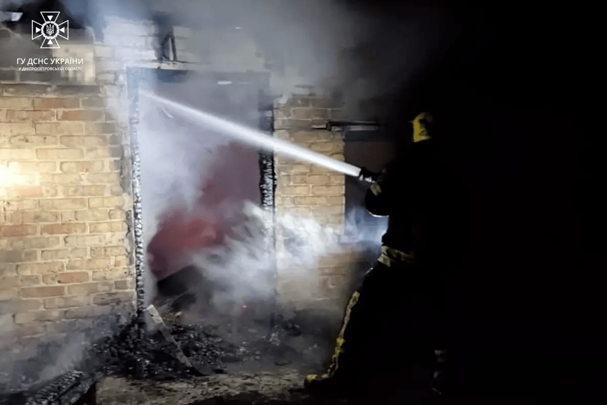 Новости Днепра про Сильный пожар охватил частный жилой дом в Кривом Роге ночью 31 мая