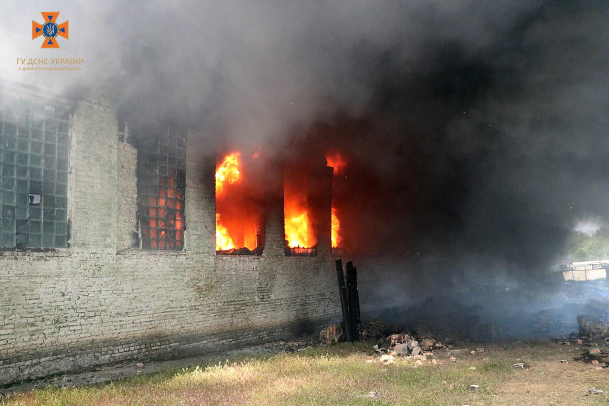 Новости Днепра про На Дніпропетровщині на території виправної колонії сталася масштабна пожежа: що відомо