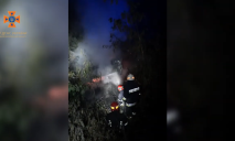 На Дніпропетровщині Volkswagen з’їхав з траси у кювет та загорівся: водій дивом врятувався