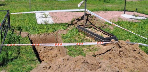 Копали могилу: на одном из кладбищ Днепра нашли артиллерийский снаряд