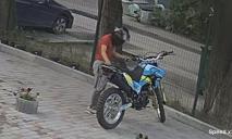 У Дніпрі крадій-невдаха намагався викрасти мотоцикл з подвір’я елітного ЖК (ВІДЕО)