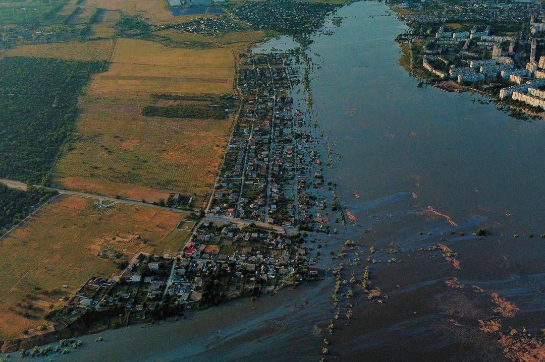 Новости Днепра про В Херсонской области после подрыва Каховской ГЭС уровень воды постепенно падает, но затопленными остаются тысячи домов