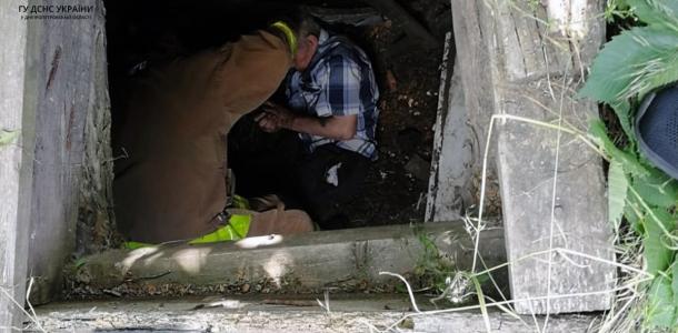 В Днепропетровской области дедушка упал в заброшенный колодец: его доставали спасатели