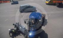 В Днепре на Запорожском шоссе мотоциклист и трактор не поделили дорогу: видео момента
