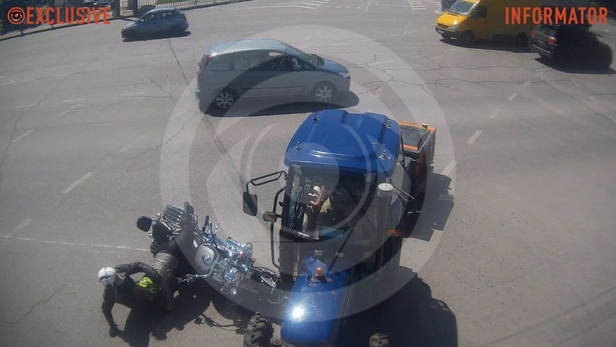 Новости Днепра про У Дніпрі на Запорізькому шосе мотоцикліст і трактор не поділили дорогу: відео моменту