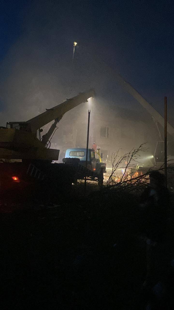 Новости Днепра про Лысак рассказал подробности взрыва в пригороде Днепра: поврежден двухэтажный дом, под завалами люди