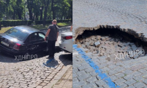 В Днепре на Яворницкого образовалась пропасть: над ямой повисла Toyota (ФОТО)