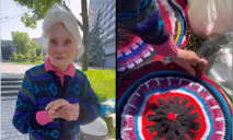 У Дніпрі біля парку Шевченка 82-річна бабуся із Бахмута продає кольорові килимки