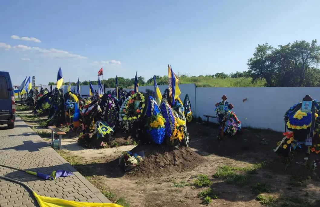 Новости Днепра про У Дніпропетровській області невідомі осквернили могили на Алеї загиблих героїв