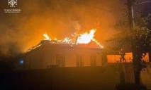 Всю крышу охватило пламя: в Днепре на Кемеровской горел дом