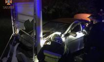 У Дніпрі на Набережній Заводській Hyundai врізався в стелу АЗС: водій загинув