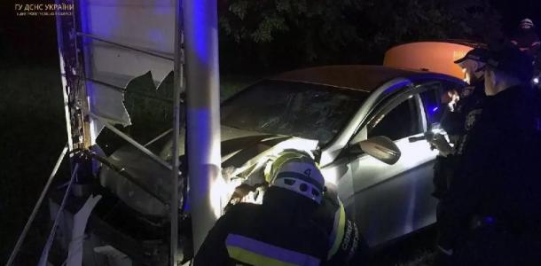 В Днепре на Набережной Заводской Hyundai врезался в стелу АЗС: водитель погиб