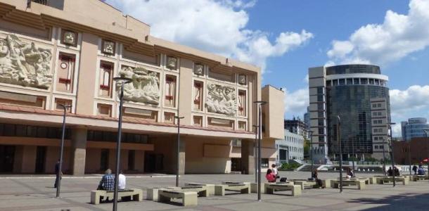 В центре Днепра возле театра произошла поножовщина: двоих раненых госпитализировали