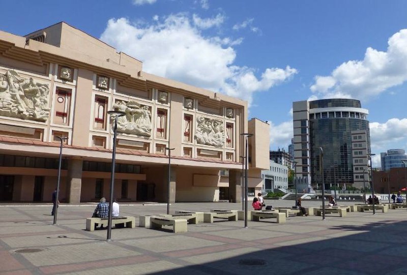Новости Днепра про В центре Днепра возле театра произошла поножовщина: двоих раненых госпитализировали