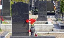 В пригороде Днепра несовершеннолетние повредили семь надгробных плит на кладбище: комментарий полиции