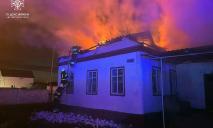 Увесь дах охопило полум’я: у Дніпрі на Кемеровській горів будинок
