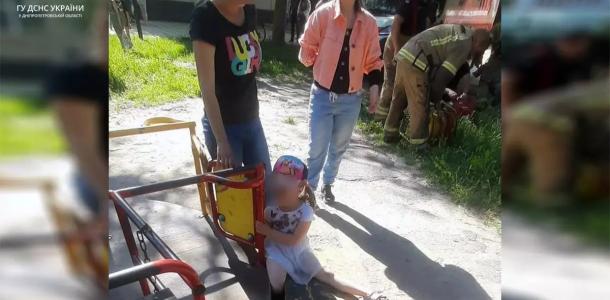 Спасатели на Днепропетровщине помогли девочке, которая застряла в карусели
