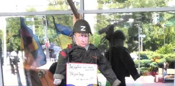 В Днепре возле «Дафи» установили чучело российского диктатора в образе военного-неудачника