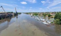Из-за подрыва Каховской ГЭС по Днепру плавают дома (ВИДЕО)