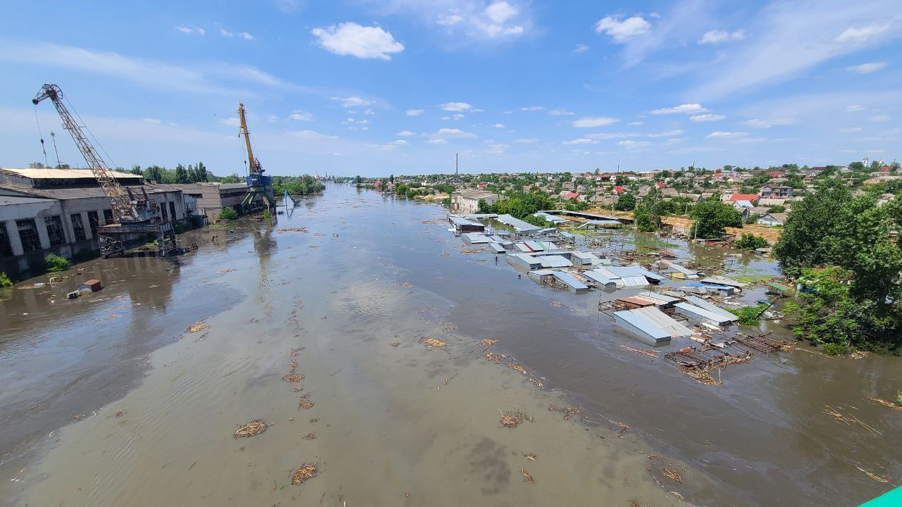 Новости Днепра про Из-за подрыва Каховской ГЭС по Днепру плавают дома (ВИДЕО)
