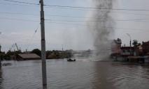 Снаряды падают возле лодок с людьми: россияне обстреливают затопленные районы Херсона