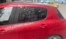 В Днепре на Березинке женщина облила припаркованный автомобиль отбеливателем: водитель получила ожоги