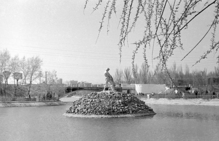 Новости Днепра про Як раніше виглядали ТОП-5 найпопулярніших фонтанів Дніпра: «Лебеді», «Студенти» та фонтан-кондиціонер (ФОТО)