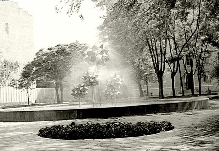 Новости Днепра про Как раньше выглядели ТОП-5 самых популярных фонтанов Днепра: «Лебеди», «Студенты» и фонтан-кондиционер (ФОТО)