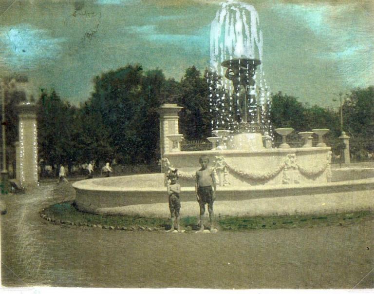 Новости Днепра про Як раніше виглядали ТОП-5 найпопулярніших фонтанів Дніпра: «Лебеді», «Студенти» та фонтан-кондиціонер (ФОТО)