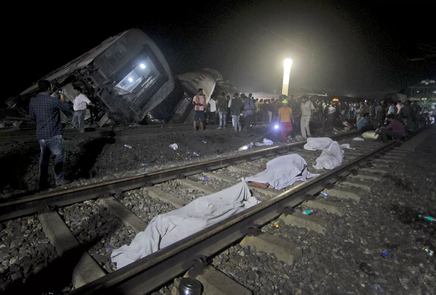 Новости Днепра про Более 280 погибших и около тысячи пострадавших: в Индии произошла масштабная железнодорожная авария