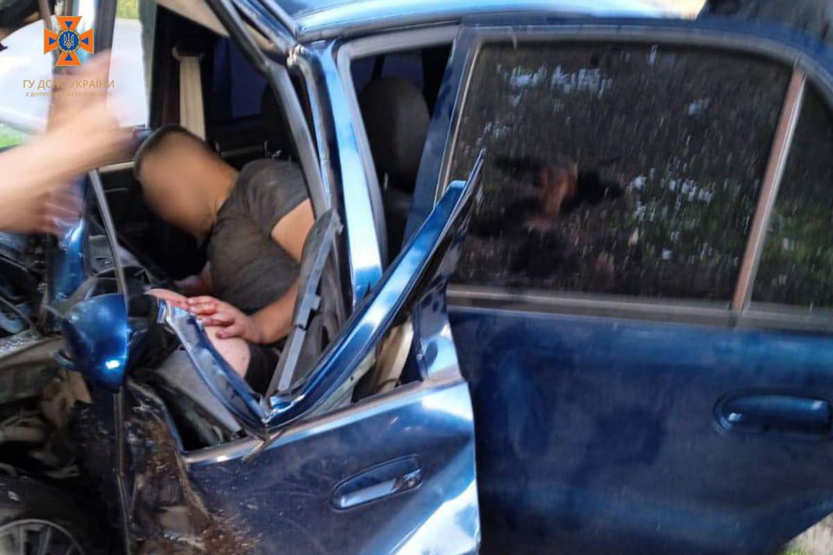 Новости Днепра про На Дніпропетровщині водій Geely не впорався з керуванням та врізався в дерево: його заблокувало в авто